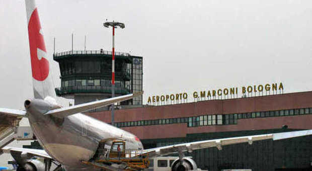 Aeroporto di Bologna chiuso per sicurezza dopo il ritrovamento di una pistola, poi il dietrofront: «Errore di lettura»