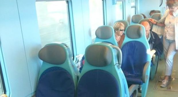 L'Intercity da Napoli bloccato nel Cilento: i viaggiatori «prigionieri» nei vagoni