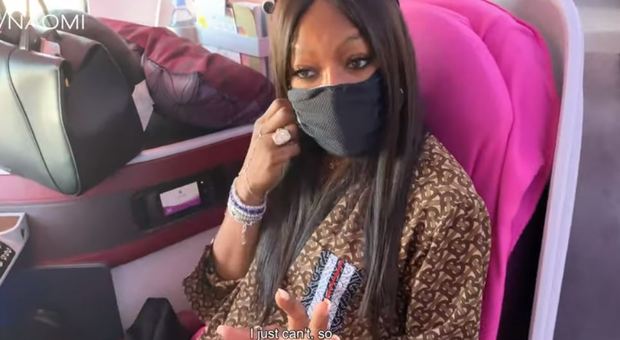 Naomi Campbell in aereo: «La gente tossisce, viaggio sempre con la mascherina»