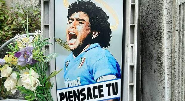 Napoli, la vecchia cassetta della Telecom, abbandonata, diventa nicchia votiva per Maradona.