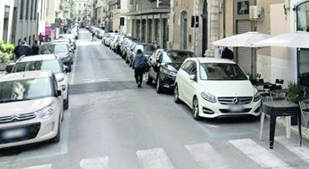 Residenti e commercianti raccolgono le firme: stop alle auto in via Roberto da Bari