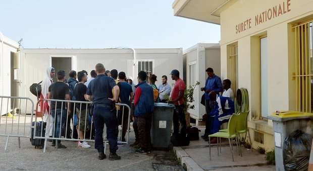 Ventimiglia, il parroco apre la chiesa ai migranti sgomberati