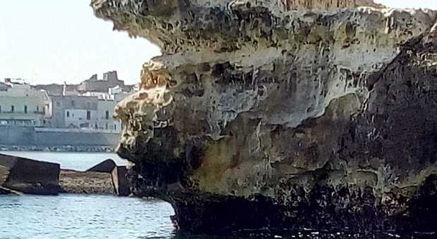 Otranto, l'erosione scolpisce un volto nella roccia