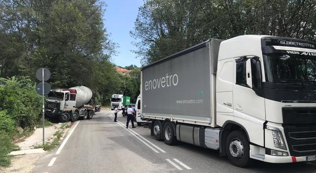 Ancona, betoniera tampona un tir Traffico bloccato sulla strada statale