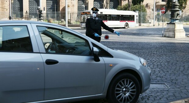 Roma, viola il "coprifuoco": fuga e rissa dopo l'alt dei carabinieri. Nell'auto aveva crack