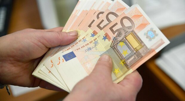 Alcune banconote da 50 euro tenute in mano