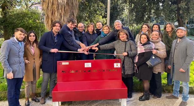 Napoli, una panchina rossa inaugurata al Parco Mascagna