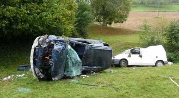 Francia, illeso dopo un incidente chiama la moglie per farsi soccorrere: lei sbanda alla stessa curva e lo uccide