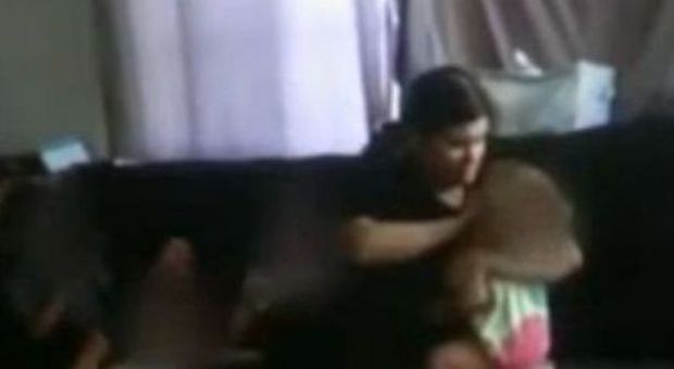 «Mamma, la tata è cattiva», baby sitter incastrata da un video: picchiava gemellini di 1 anno