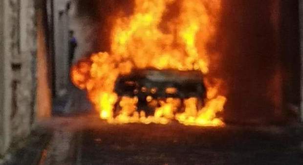 Auto in fiamme tra la folla, domenica di paura nel Valdiano