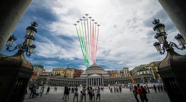Frecce tricolori, lo spettacolo nel cielo di Napoli: un abbraccio tricolore dopo il lockdown