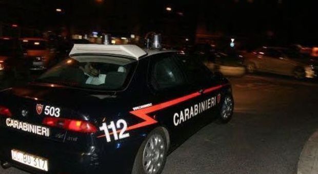 Amore gay sotto al lampione bloccati nudi dai carabinieri