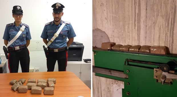 Via vai sospetto nelle case popolari Erap: i carabinieri trovano 2 kg di hashish nascosti nel vano ascensore