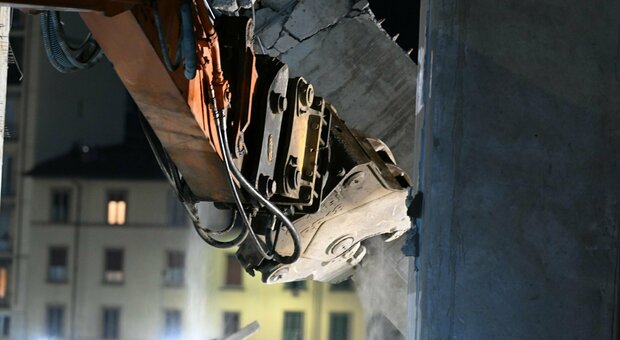 Crollo cantiere Firenze, il pm: «Diversi operai erano irregolari, servirà test Dna per riconoscerli»