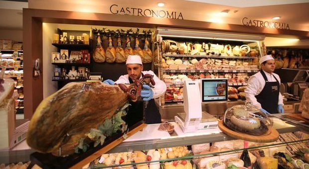 A Napoli supermercato e area bistrot: ecco la nuova Conad |Foto