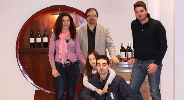 La famiglia Saputi nell'azienda vitivinicola