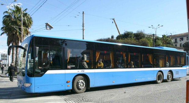 Napoli, scoppia incendio sul bus: l'autista riesce a mettere in salvo i passeggeri