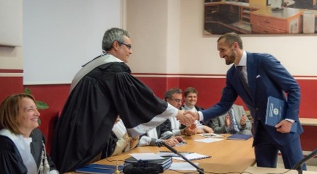 Il "Dottor Chiellini" dopo la laurea prende anche il master, la Juve lo festeggia sui social -Guarda