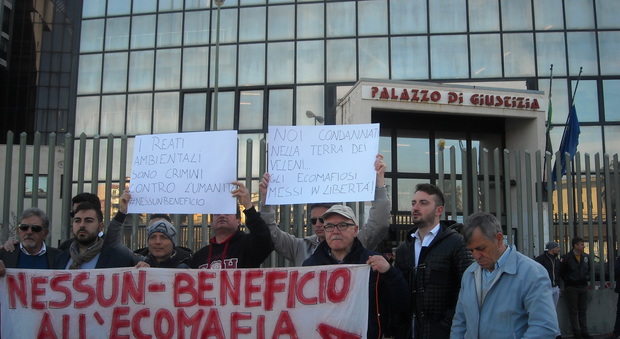 Protesta davanti al tribunale di Napoli dopo la scarcerazione dei fratelli Pellini