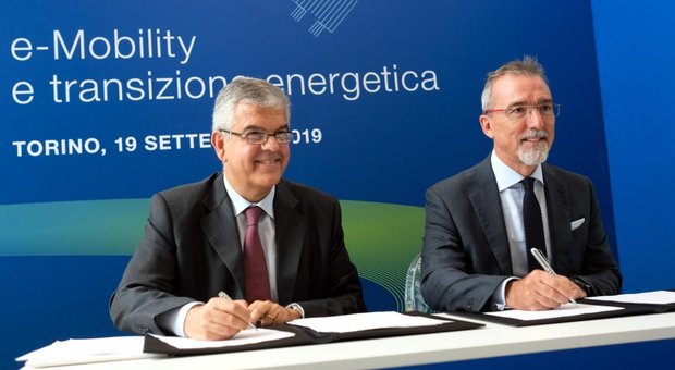 Da destra il responsabile Fca per le attività europee, Pietro Gorlier, che firma l’accordo con l’ad di Terna, Luigi Ferraris