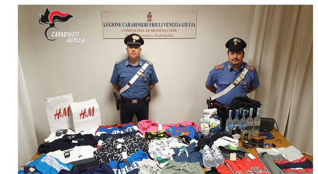 Abbigliamento e alcolici rubati recuperati dai carabinieri di Monfalcone