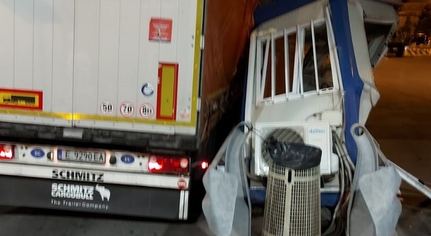 La cabina distrutta dall'impatto con il camion