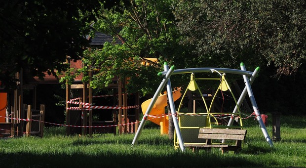 Giochi per bambini vietati in un parco per rispetto delle norme anti Covid-19