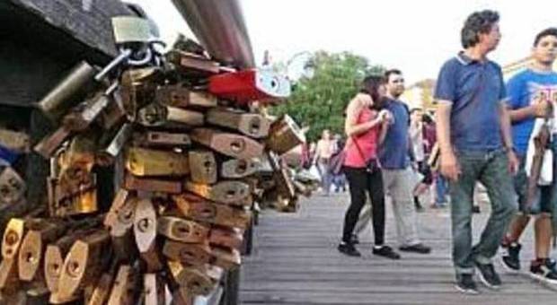 "Lucchetti dell'amore": scattano le multe per chi li aggancia sui ponti