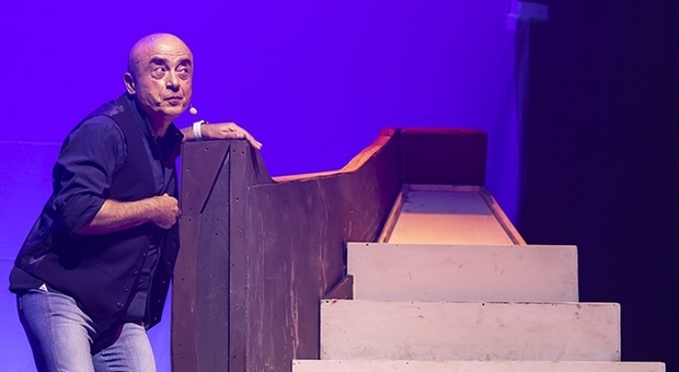 Il comico Cevoli al teatro di Montegranaro porta in scena il rapporto genitori-figli: “Sagra famiglia” è tutta da ridere