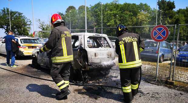 L'auto andata a fuoco nel parcheggio dell'ospedale di Torrette