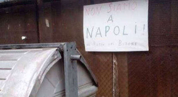 "I rifiuti nel bidone, non siamo a Napoli". Il cartello appeso nel paese di Mussolini