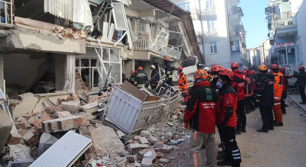 Terremoto Turchia, 29 morti e 1.200 feriti. Nuova scossa di 5.1, si scava tra le macerie