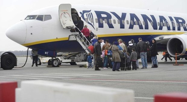 Allarme bomba sul volo Ryanair Lamezia-Bergamo, atterraggio d'emergenza