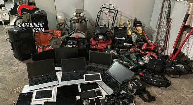 Pc, tablet e videocamere rubate a scuole e associazioni trovate nel garage di un rumeno: il ricettatore voleva rivenderli