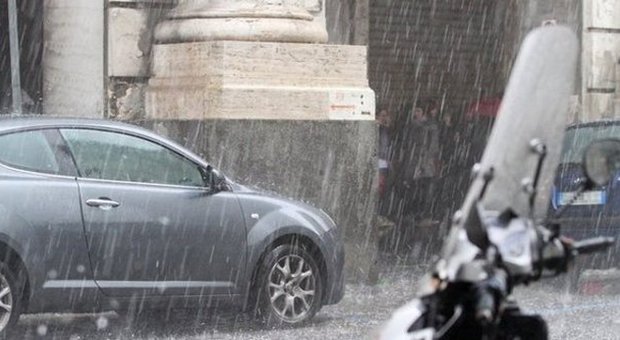 Piogge intense sulla Campania: collegamenti a singhiozzo per le isole, scuole chiuse a Torre del Greco