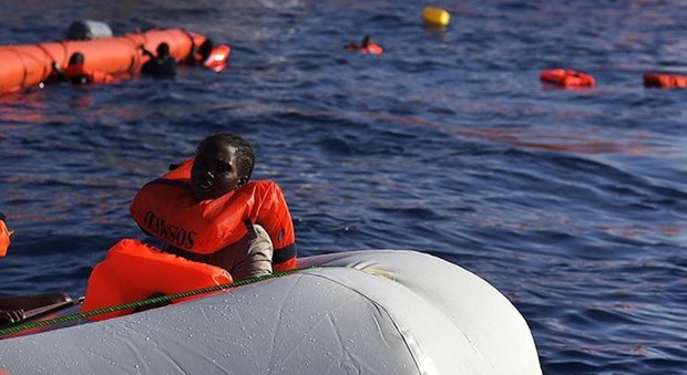 Migranti, nuova strage in mare: «20 morti al largo della Libia». In Calabria nave con 700 profughi