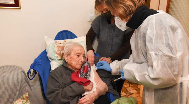 Ida Zoccarato mentre riceve nel maggio scorso la terza dose di vaccino