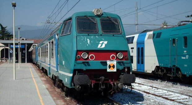 Lavori sulla tratta ferroviaria Nocera-Torre, la furia del Comitato: «I bus non bastano»