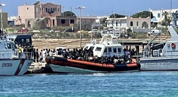 Migranti, a Lampedusa torna l'emergenza, mentre il governo studia le contromisure