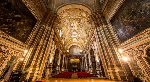 La navata della chiesa di Donnaregina