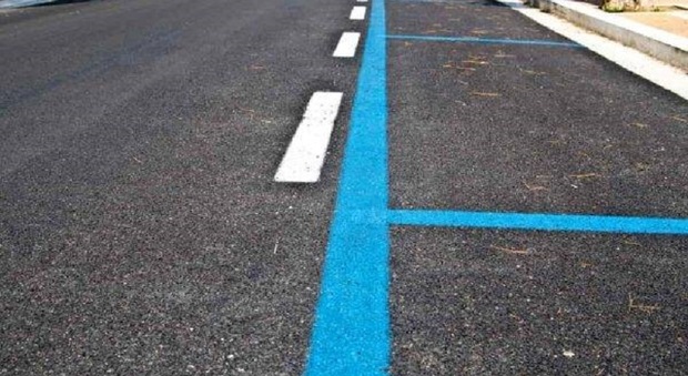 Strisce blu per il parcheggio