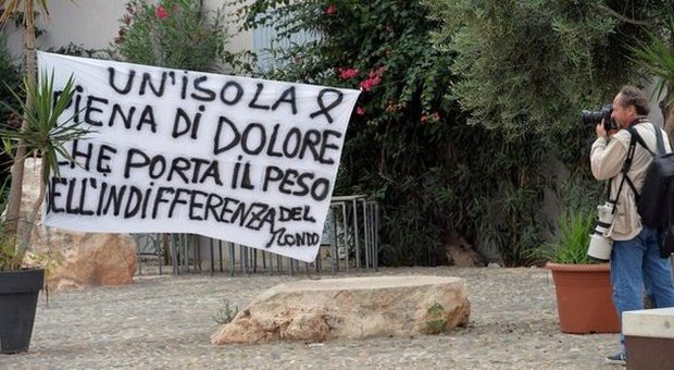 Uno striscione di protesta a Lampedusa