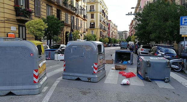 Rivolta mercatali, Vomero in tilt: blocco stradale e cassonetti a terra, chiusa piazza Medaglie d'Oro