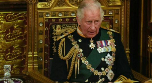 Carlo e la famiglia reale lasciano Buckingham Palace: «Il re si annoia, va a Londra solo per le cure. Ecco come passa le giornate»