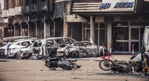 Burkina Faso, Al Qaeda assalta hotel: 27 morti e 33 feriti. Due australiani rapiti