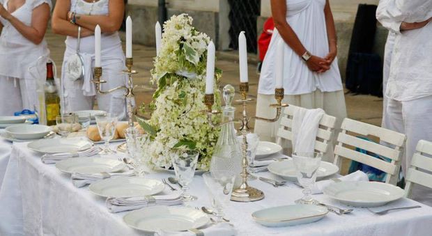 Cena in bianco in piazza Ponterosso: 2.200 metri di tavola, mille partecipanti