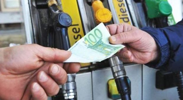 Distributori di benzina, blitz della Finanza: il 28% è irregolare