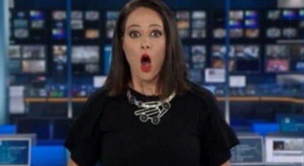 Australia, giornalista tv si distrae in diretta: l'emittente le toglie la conduzione