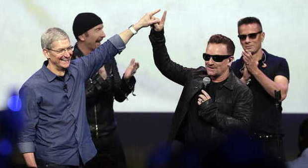 Gli U2 con Tim Cook, ad della Apple