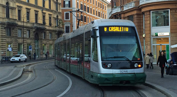 Roma, due borseggiatori rom fermati sul tram: li chiamavano "mani di velluto"